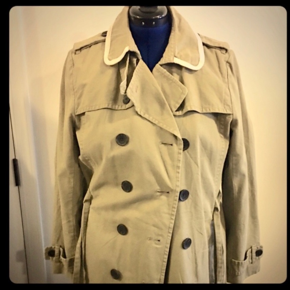 Ladies NW/OT Gap trench coat size XL